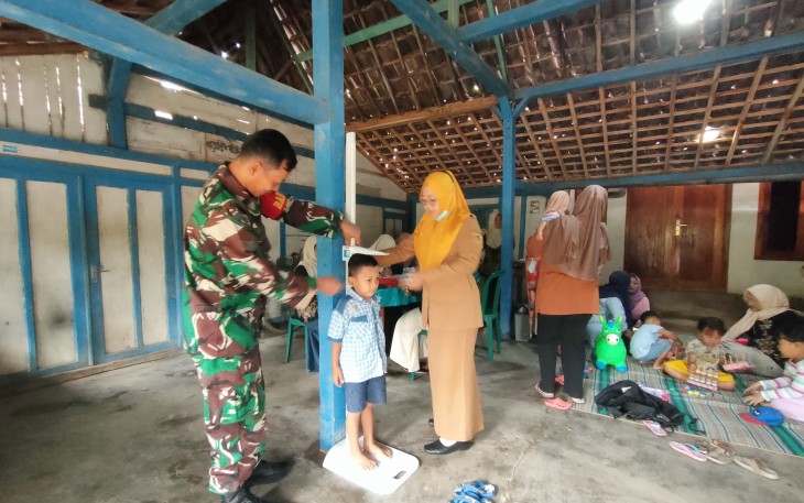 Babinsa Koramil 0803/03 Balerejo Dampingi Kegiatan Posyandu Balita di Desa Pacinan