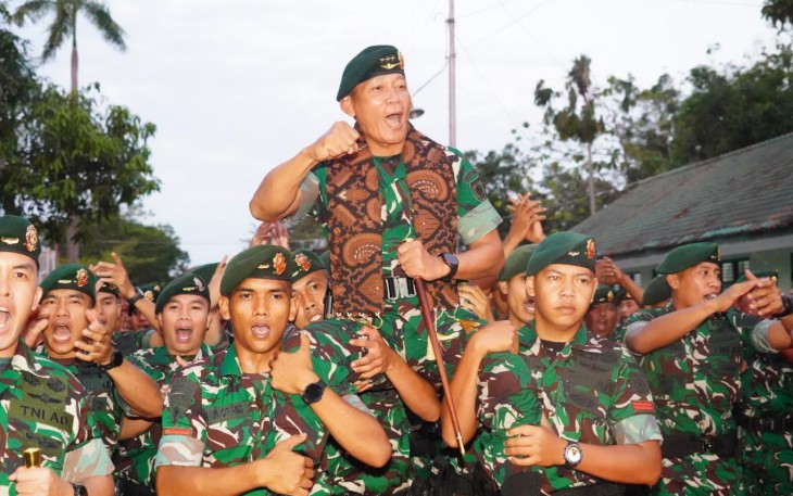 Panglima Kostrad Letjen TNI Mohammad Fadjar, MPICT., melakukan kunjungan kerja ke jajaran Divisi Infanteri 2 Kostrad. Didampingi Pangdivif 2 Kostrad Mayjen TNI Susilo, kunjungan ini menyentuh langsung empat satuan utama, Yonif 501/Bajra Yudha, Yonarmed 12/Angicipi Yudha, Brigif 6/Tri Shakti Balajaya dan Yonif 413/Bremoro, Solo 8 Juli 2025