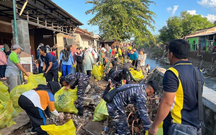 Prajurit TNI AL Bantu Evakuasi Warga dan Bersihkan Lingkungan Pasca Banjir di Kota Mataram 