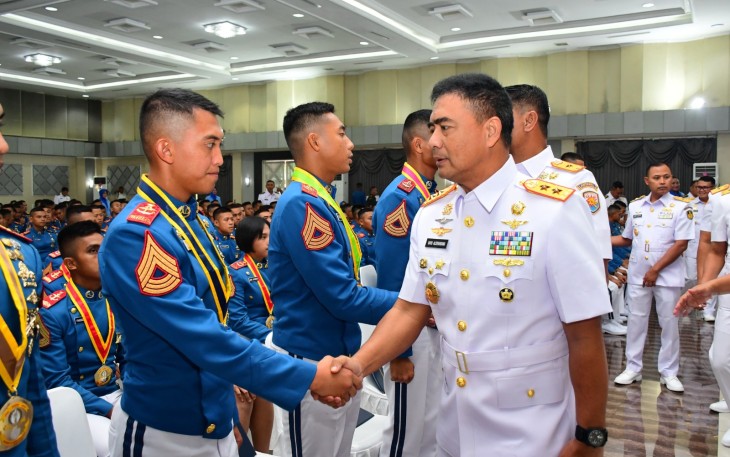 Upacara Penutupan Pendidikan (Tupdik) dan Wisuda Sarjana Taruna Angkatan ke-70 dan 71 TA. 2025 yang dipimpim Kepala Staf Angkatan Laut (Kasal) Laksamana TNI Dr. Muhamad Ali di Gedung Maspardi AAL, Bumimoro, Surabaya pada Kamis (10/7/2025)