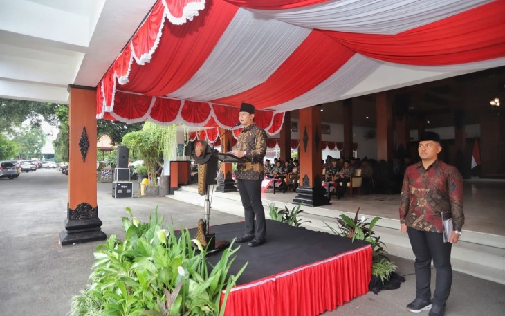 Bupati Trenggalek, saat menjadi inspektur upacara, saat peringatan Hari Koperasi Nasional ke-78, dihalaman, Pendapa Manggala Praja Nugraha, Sabtu (12/7/2025)