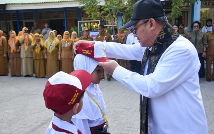 Mendikdasmen Abdul Mu'ti mengenakan topi siswa SD Negeri 16 Sumbawa
