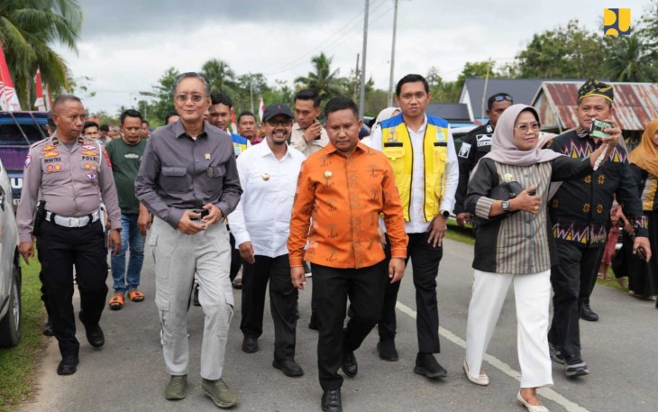 Menteri PU Dody Hanggodo saat meninjau kondisi jalan di Kabupaten Muna Barat