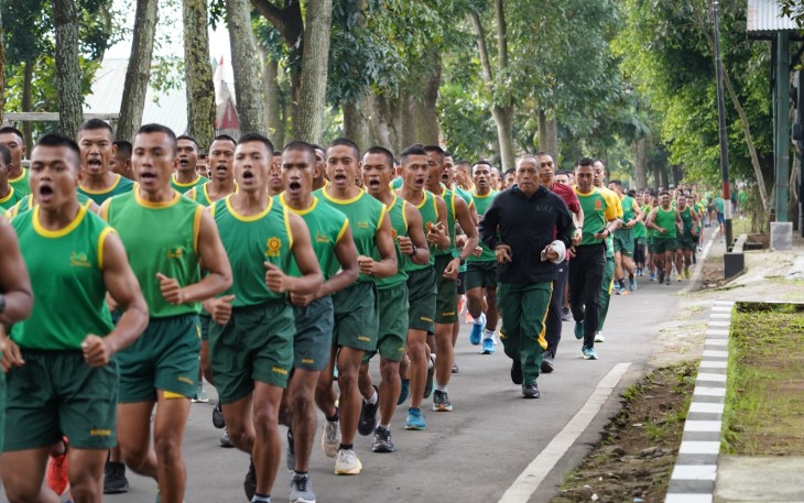 Pangdivif 2 Kostrad Olahraga Bersama Prajurit