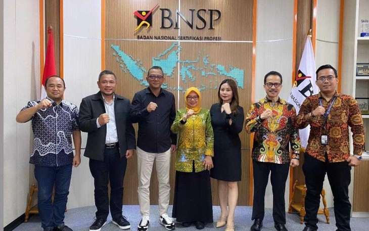 LSP Pers Indonesia foto bersama di kantor BNSP Jakarta 