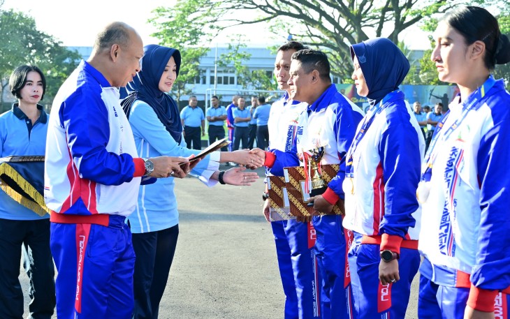 Komandan Komando Pemeliharaan Materiel TNI Angkatan Udara (Dankoharmatau) Marsda TNI Ir. Suryanto, bersama Ketua PIA Ardhya Garini Gabungan Koharmatau Ny. Rainy Suryanto, menyerahkan piagam penghargaan serta uang pembinaan kepada para atlet berprestasi di Lapangan Apel Koharmatau, Bandung, Selasa (15/07/2025)