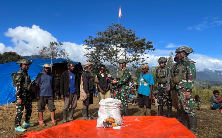 Aksi Kemanusiaan Satgas TNI di Eronggobak Serahkan Pakaian Layak Pakai untuk Warga Pengungsi