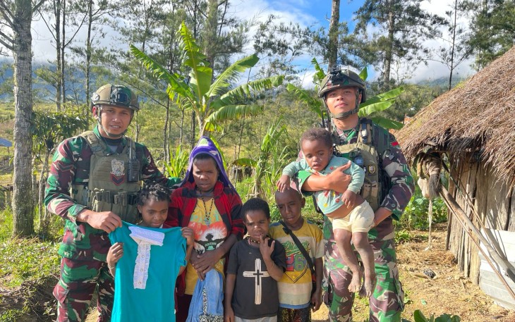 Satgas TNI Sentuh Hati Warga Kampung Wako Dengan Anjangsana dan Bantuan Sargal 