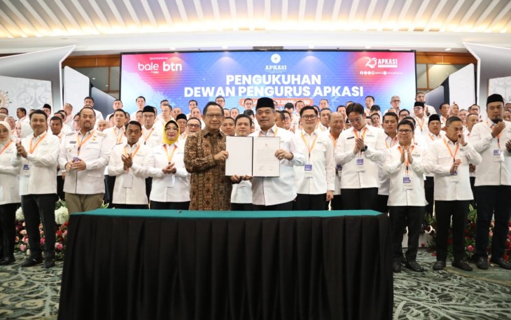 Menteri Dalam Negeri (Mendagri) Muhammad Tito Karnavian secara resmi mengukuhkan Dewan Pengurus Asosiasi Pemerintah Kabupaten Seluruh Indonesia (APKASI) masa bakti 2025–2030