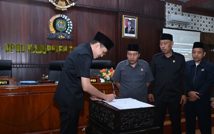 Wakil Bupati Trenggalek, Syah Muhamad Natanegara, saat menandatangani kesepakatan bersama DPRD setempat, di Gedung Graha Paripurna, Jum'at (20/7/2025)