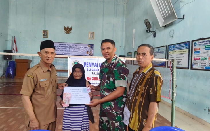 Babinsa Desa Dolopo Dampingi Penyaluran BLT DD Bulan untuk Warga Pra Sejahtera