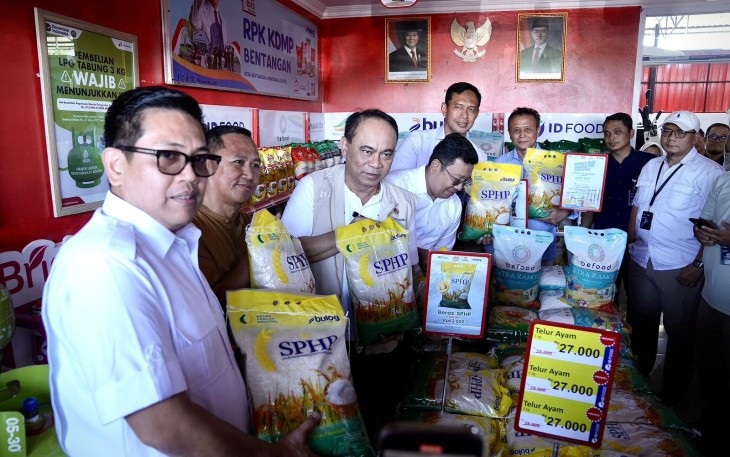 Menteri Koperasi (Menkop) Budi Arie Setiadi meninjau dan melakukan gladi bersih persiapan akhir acara launching (peresmian) 80 ribu lebih Koperasi Desa/Kelurahan (Kopdes/Kel) Merah Putih