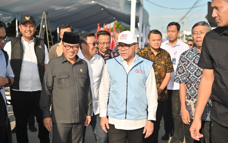 Menteri Desa dan Pembangunan Daerah Tertinggal (Mendes PDT) Yandri Susanto mendampingi Menko Pangan Zulkifli Hasan meninjau persiapan Launching Koperasi Desa Merah Putih di Desa Bentangan, Kecamatan Wonosari, Kabupaten Klaten, Jawa Tengah, Minggu (20/7/2025)