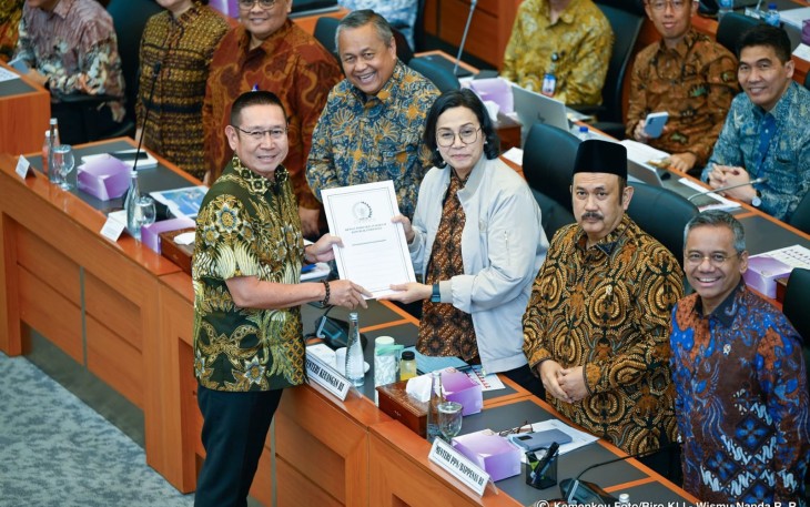 Menteri Keuangan (Menkeu) Sri Mulyani Indrawati menghadiri Rapat Kerja bersama Badan Anggaran (Banggar) DPR RI, pada Senin (22/7)