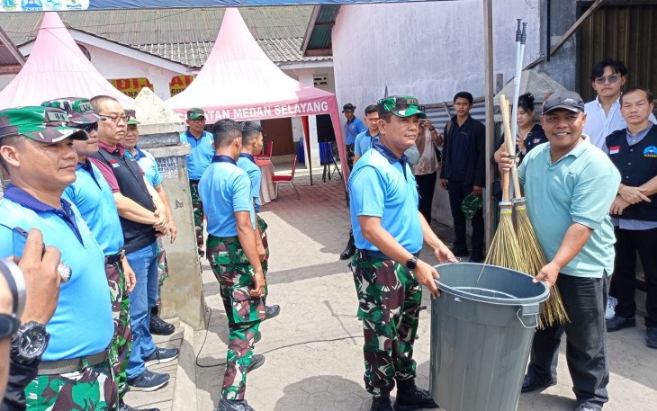 Danlanud Soewondo Pimpin Karya Bakti dan Serahkan Secara Simbolis Alat Kebersihan ke Masyarakat di Pasar Sembada.