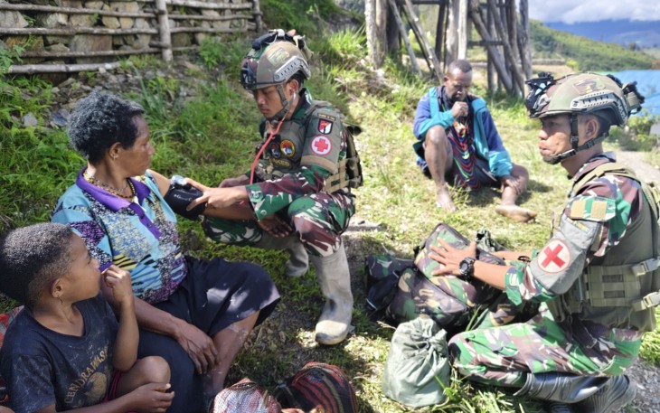 Satgas TNI Buka Pintu Kemanusiaan di Ujung Negeri, Layani Warga dengan Pelayanan Kesehatan Gratis