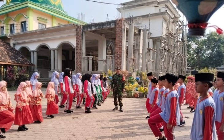 Babinsa Karangsono Latih PBB Siswa MI Miftahul Huda 