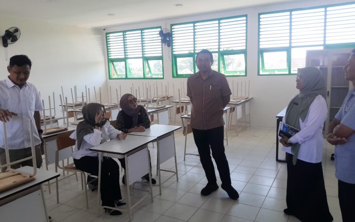 Anggota Fraksi Gerindra DPRD Kabupaten Blora  melihat ruang belajar Sekolah Rakyat Blora