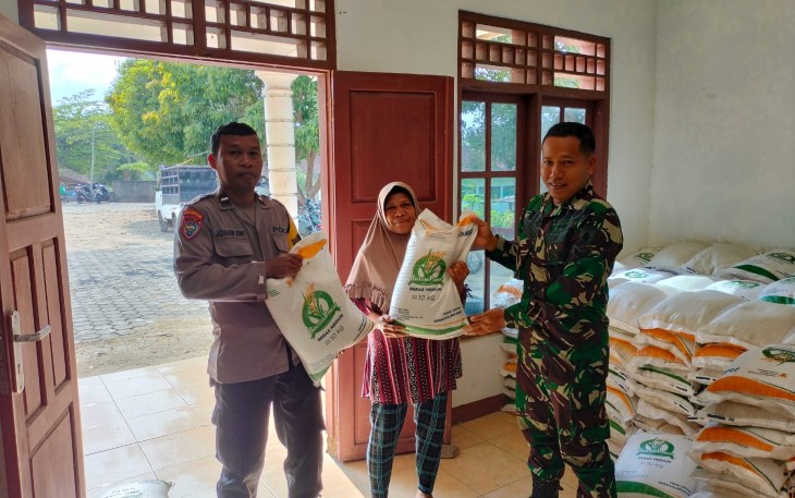 Peran TNI Kawal Penyaluran Beras Bantuan Pangan Dari Pemerintah di Wilayah Pacitan