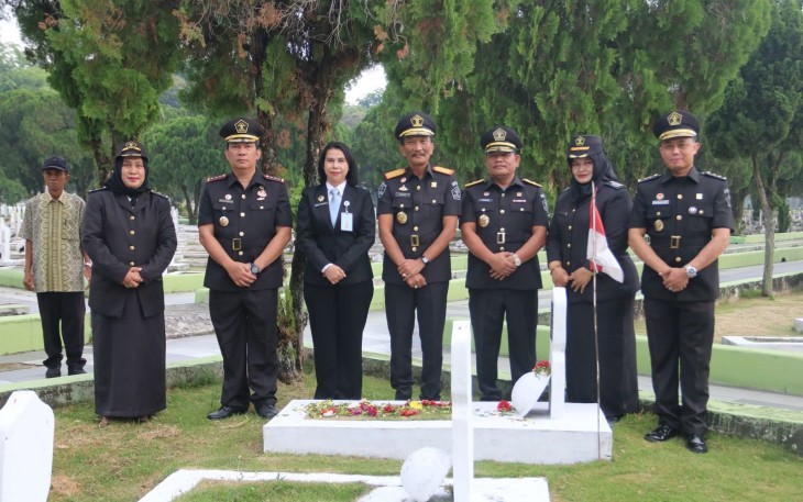 Kakanwil Kemenkum Sumut Pimpin Upacara Tabur Bunga dan Ziarah di Taman Makam Pahlawan