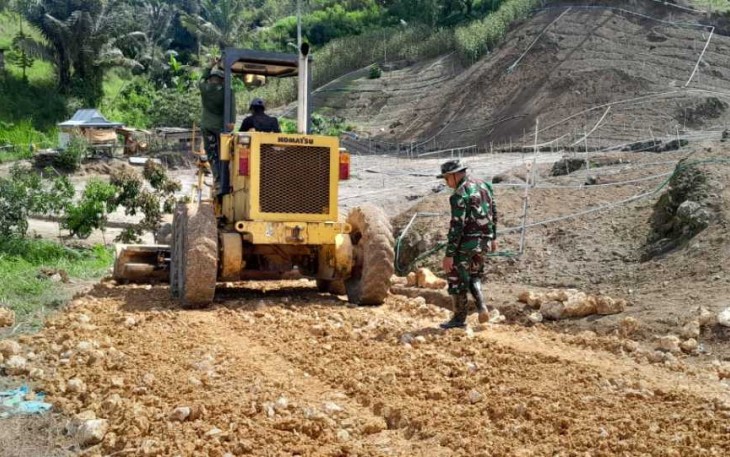 Sasaran fisik pengerasan jalan penghubung desa Pekalobean 