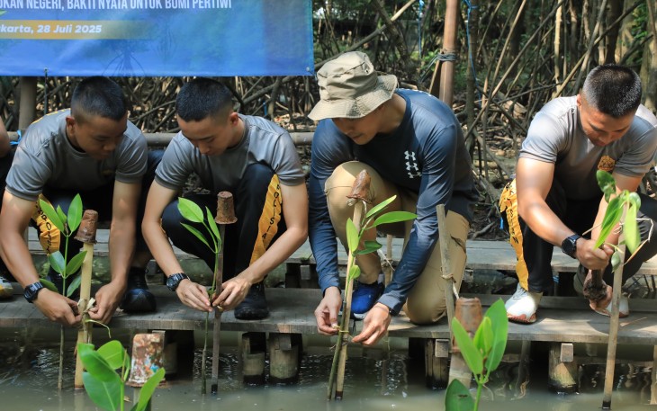 Sebanyak sepuluh Taruna Akademi Kepolisian (Akpol) menggelar kegiatan penanaman 100 pohon bakau di Taman Wisata Alam Angke, Jakarta Utara