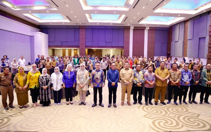 Wakil Menteri Dalam Negeri (Wamendagri) Bima Arya Sugiarto mengajak seluruh kepala daerah di Indonesia untuk memperkuat kepemimpinan hijau atau green leadership dalam menghadapi krisis iklim