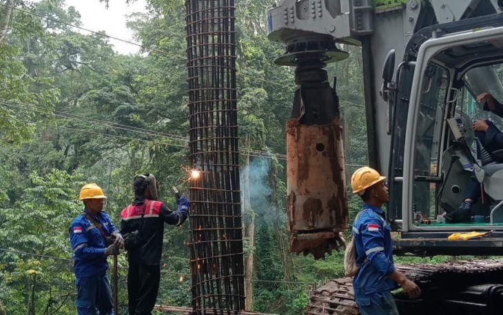 Kementerian Pekerjaan Umum (PU) melakukan pekerjaan preservasi jalan nasional pada ruas Sumberjati–Batas Kabupaten Banyuwangi