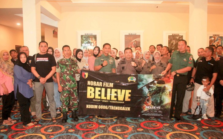 Komandan Kodim 0806/Trenggalek Letkol Inf Isnanto Roy Saputro, S.H., M.Si. bersama Kepala Kejaksaan Negeri Trenggalek Muhammad Akbar Yahya, S.H., M.H., saat menyaksikan pemutaran film “Believe: Takdir, Mimpi dan Keberanian” di Bioskop NSC Trenggalek, Kamis (31/7/2025)