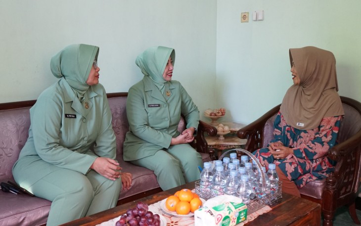 Ketua Persit Kartika Chandra Kirana Koorcab Rem 081 PD V/Brawijaya, Ny. Frieda Untoro bersama pengurusnya melakukan anjangsana ke kediaman para Warakawuri