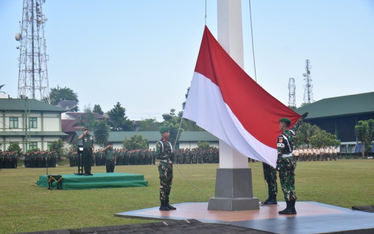 Penaikan bendera merah putih dengan iringan lagi kebangsaan yang dilaksanakan oleh personil Kodam XIII Merdeka di upacara minggu pertama dibulan Agustus 2025