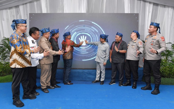 Menteri Desa dan Pembangunan Daerah Tertinggal Yandri Susanto bersama Kabaharkam Polri Mohammad Fadil Imran dan Kepala BNN Martinus Hokum membuka Kegiatan Sosialisasi Praktik Baik Desa Bersinar di Desa Tambakbaya, Kecamatan Cibadak, Kabupaten Lebak Banten, Selasa (5/8/2025)