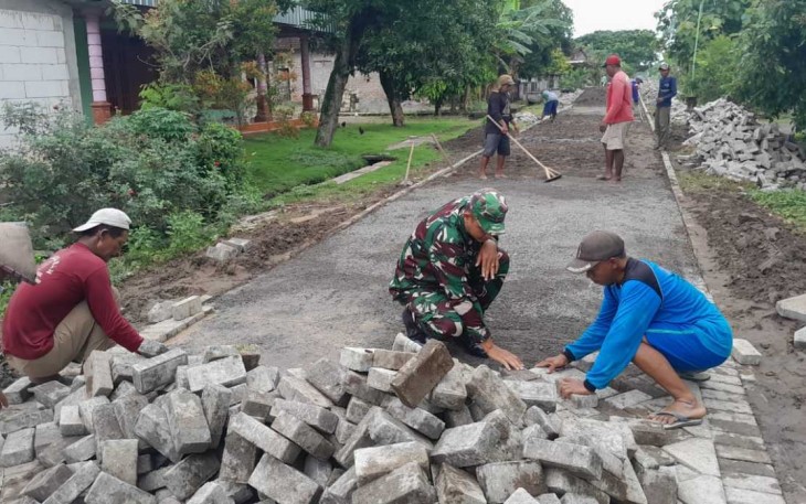 Pengerjaan paving blok di wilayah desa binaan 