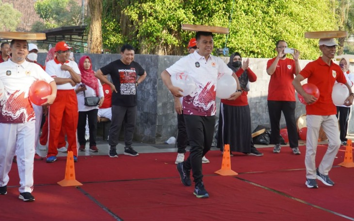 Walikota Blitar Syauqul Muhibbin Ikut Lomba Agustusan bareng Warga Sambut HUT Kemerdekaan RI ke- 80 Tahun 2025.