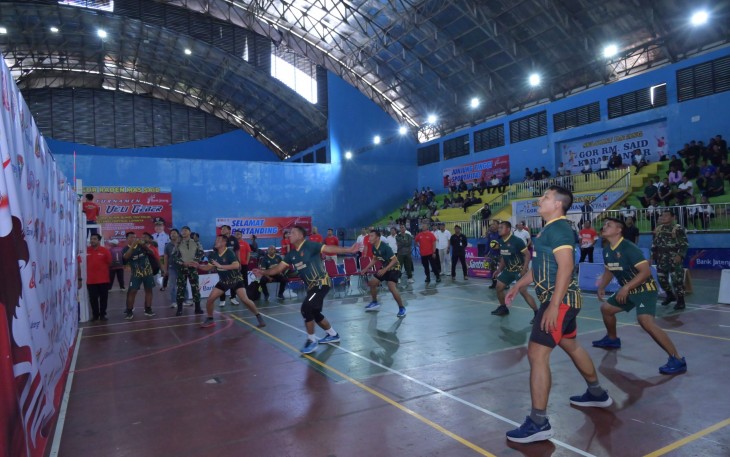 Acara turnamen bola voli Geber 2025 dalam rangka menyemarakkan HUT RI ke-80, di GOR RM Said pada Kamis (7/8/2025)