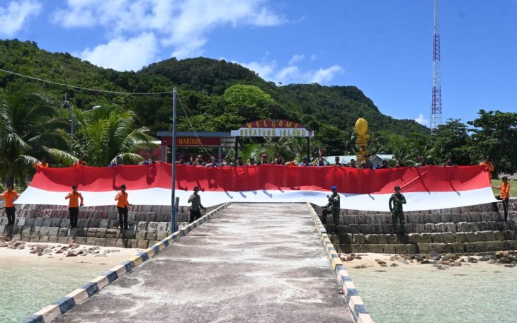 Kibarkan Benderah Merah Putih di Pulau Sekatung Terdepan NKRI oleh Tim Gabungan Lanud RSA Natuna