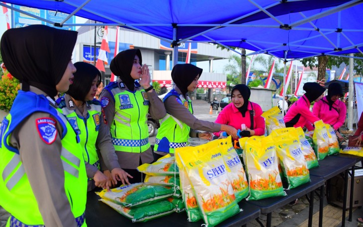Polres Karanganyar dan Bulog menggelar Gerakan Pangan Murah di area Car Free Day (CFD), Minggu (10/8/2025)