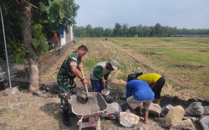 Bangun talud bersama warga binaan