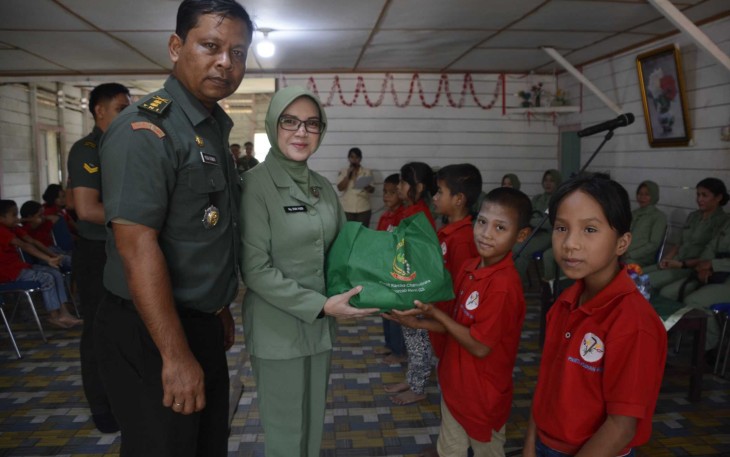 Kasrem 023/KS Letkol Inf Yudi Atmar beserta ibu menyerahkan santunan di panti asuhan, Kamis (14/8)