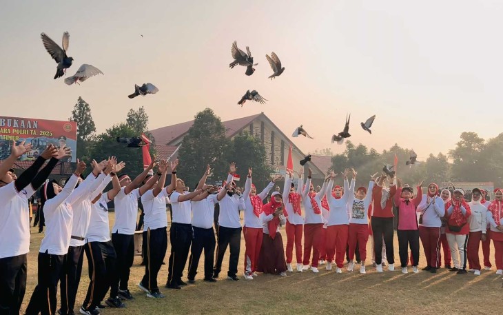Pelepasan 17 merpati SPN Polda Jatim 
