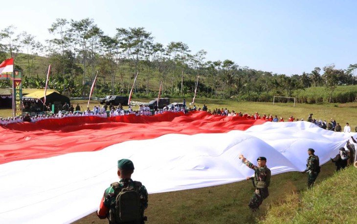 Bendera merah putih Yonarmed 12 Kostrad, Minggu (17/8/2025)