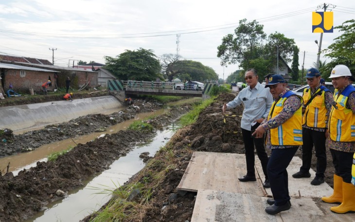 Menteri Dody saat meninjau jaringan irigasi Cikeusik di Kuningan-Cirebon, Rabu (20/8)