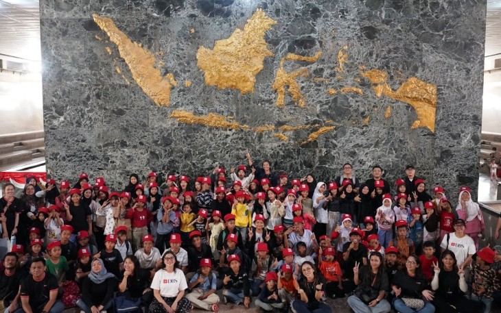 VP of Impact Beyond Banking PT Bank DBS Indonesia Riany Agustina bersama karyawan Bank DBS Indonesia mendampingi anak-anak dari komunitas rentan dalam kegiatan DBS x Mahija Mobile School di Monumen Nasional, Jakarta (22/08/2025)
