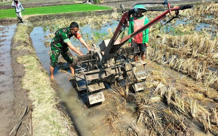 Babinsa Kodim Ponorogo Bantu Petani Olah Lahan