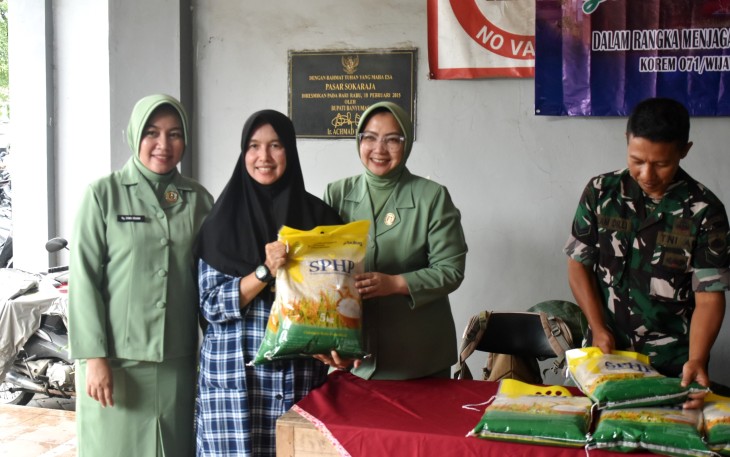 Operasi pasar dalam Bazar Murah beras SPHP ini, dilakukan dengan bersinergi dan bekerjasama Korem 071/Wijayakusuma dengan Bulog Banyumas, dilaksanakan di Pasar Sokaraja Banyumas Kamis (28/8/2025)
