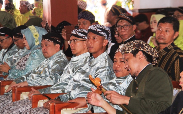 Dandim 0806/Trenggalek Berbusana Adat Jawa