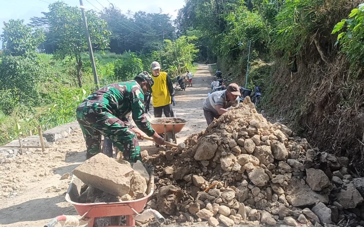Babinsa Koramil Ngrambe Bersama Warga Kerja Bakti Perbaikan Jalan