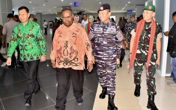 Pangkoarmada III Sambut Kedatangan Danrem 181/PVT di Bandara DEO Sorong