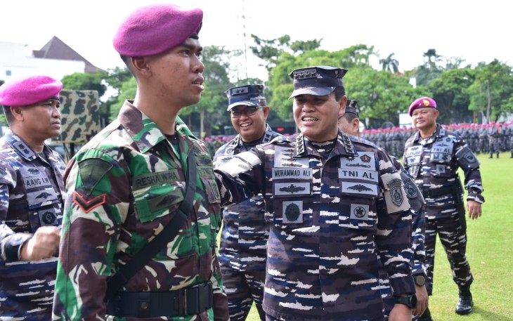Kepala Staf TNI Angkatan Laut (Kasal) Laksamana TNI Dr. Muhammad Ali saat meninjau prajurit TNI AL, yang dikerahkan guna pengamanan Ibu Kota Jakarta