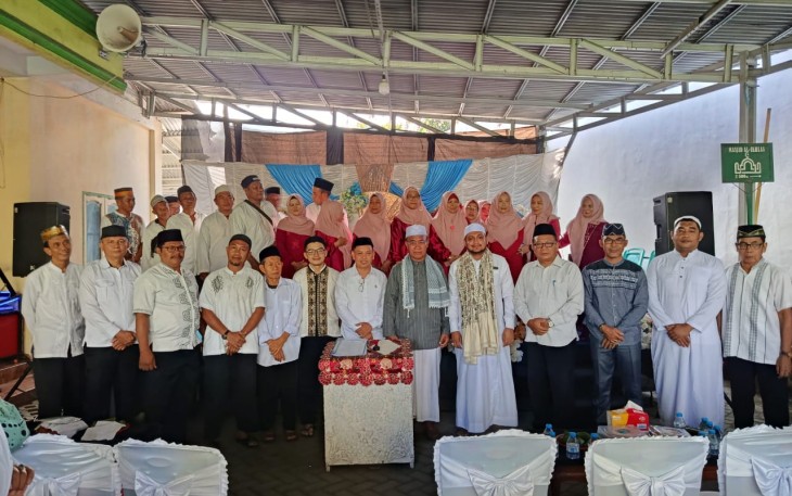 Jamaah dan pengurus Masjid Al-Iklas Girian Permai saat merayakan Maulid nabi Muhammad Saw yang dirangkaikan dengan pemilihan pengurus BTM